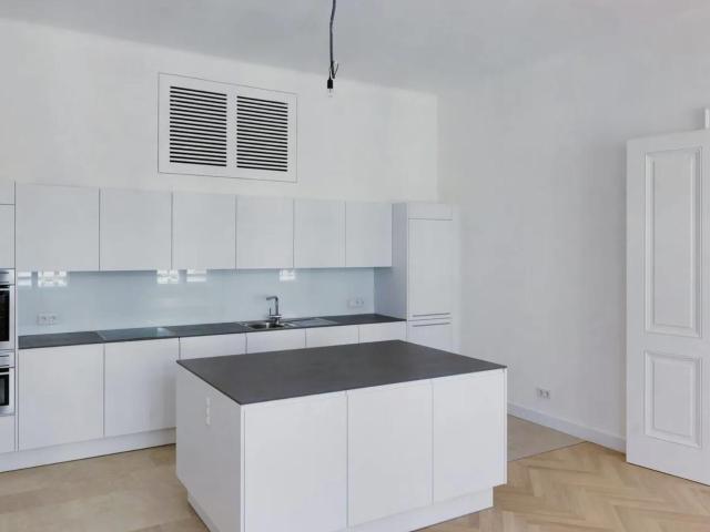 Stilvolle 3 Zimmer Altbauwohnung mit Innenhofbalkon