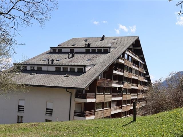 Stilvolle 2.5 Zimmer Wohnung mit Balkon & 2 Einstellhallenplätzen!