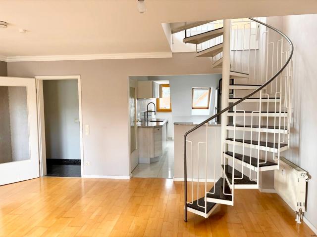 STILVOLLE 2 ZIMMER MAISONETTE WOHNUNG MIT LOGGIA, EINBAUKÜCHE UND TIEFGARAGE IN RUHIGER TOPLAGE ZUM SELBSTBEZUG ODER VERMIETEN