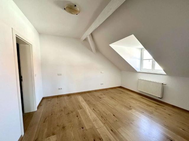 Stilvolle 2 Zimmer Wohnung mit ca. 111 m² direkt am Stadtplatz Straubing