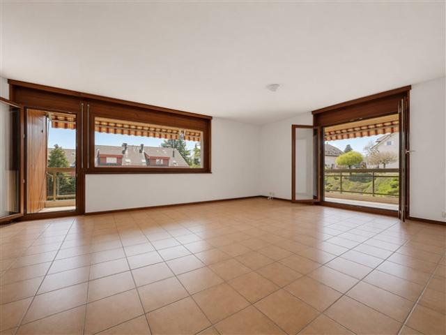 Stilvolle, helle 4,5 Zimmer Wohnung mit Eckbalkon