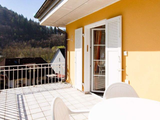 Stilvolle Immobilie mit drei Wohneinheiten und Baugrundstück