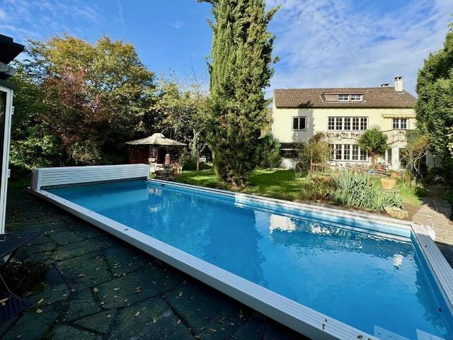 Stilvolle, lichtdurchflutete Villa mit Garten, Pool und Poolhaus