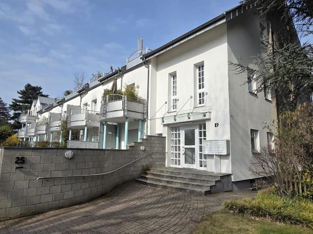 Stilvolle Split Level Loftwohnung mit Garten in sanierter Fabrik mit TG Stellplatz