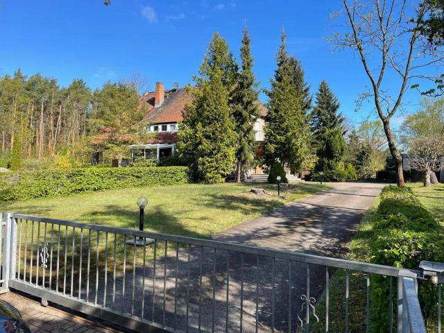 Stilvolle Villa am Waldrand, mit herrlichem Grundstück, Teich, Nebengelass, Kamin uvm