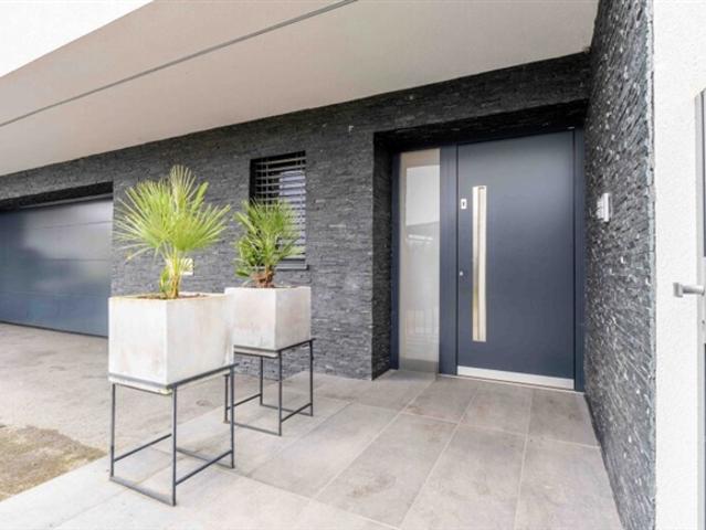 Stilvolle Villa mit architektonischen Details in Seenähe