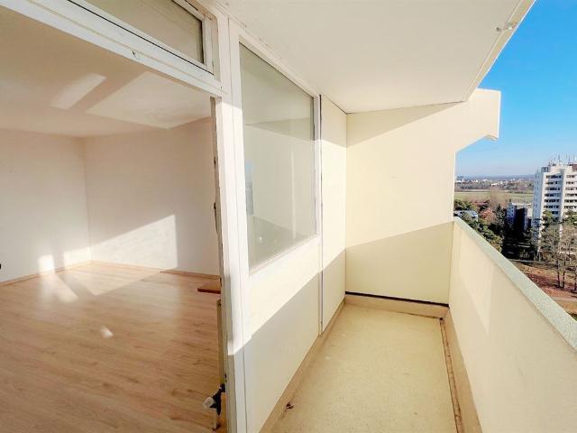 Stilvolle Zweizimmerwohnung mit atemberaubendem Ausblick, Südbalkon und TG Stellplatz