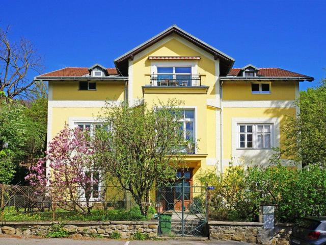 Stilvolle Wohnung mit Pool und Gartenglück ein Zuhause wie aus einem Sommertraum