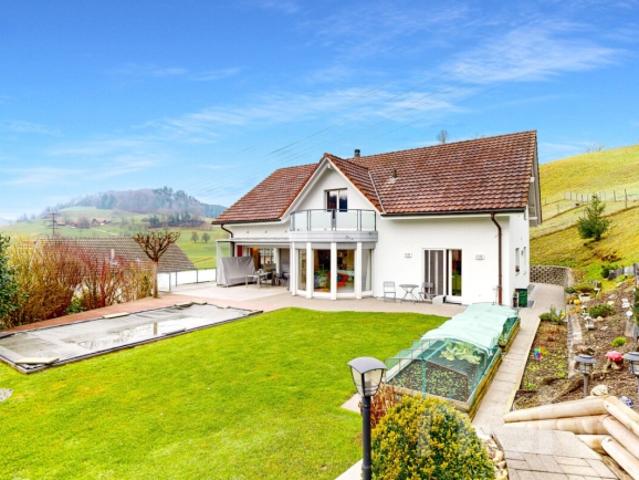 Stilvolles Fünfzimmerhaus mit Wellness, Pool und Weitsicht
