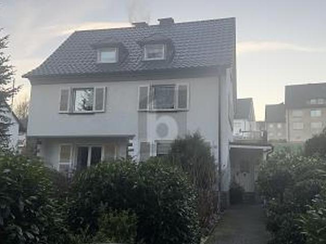 STILVOLLES WOHNERLEBNIS MIT GROßEM GARTENPARADIES