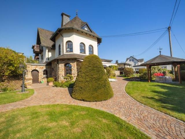 Stilvolles Wohnhaus mit Einliegerwohnung Doppelgarage wundervoll angelegtem Garten in Raubach!