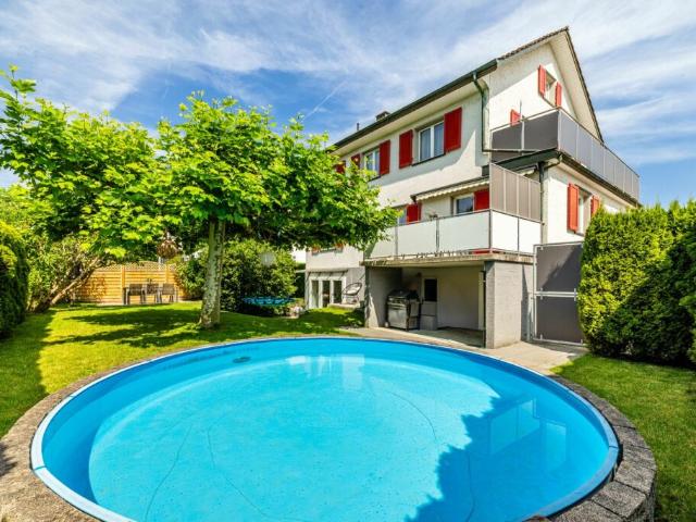 STILVOLLES 7.5 ZIMMER EINFAMILIENHAUS MIT POOL, IDYLLISCHEM GARTEN UND ZWEI BALKONEN IN SEENÄHE!