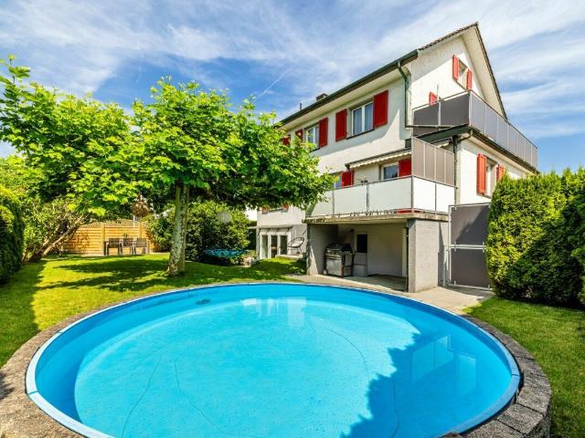 STILVOLLES 7.5 ZIMMER EINFAMILIENHAUS MIT POOL, IDYLLISCHEM GARTEN UND ZWEI BALKONEN IN SEENÄHE!