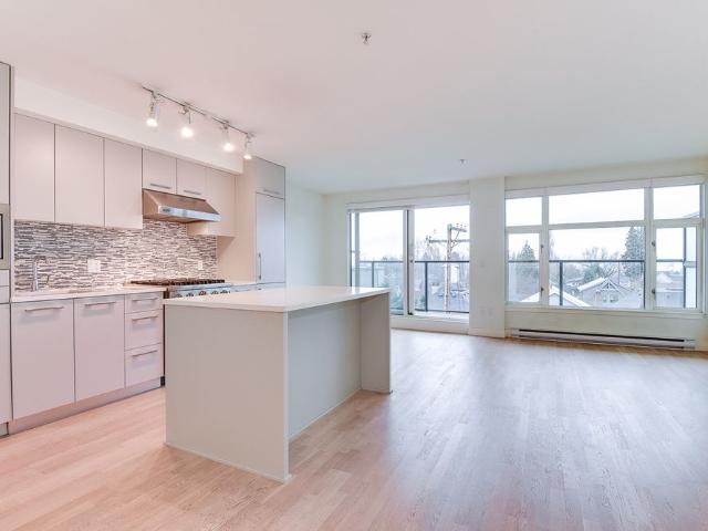 STLISH 1 BED & 1 BATH w/DEN in the IRON & WHYTE BUILDIND IN POINT GREY