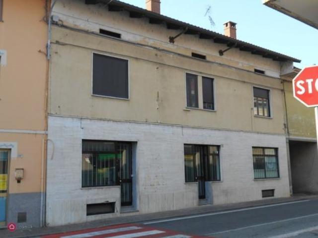 Struttura in parte residenziale ed in parte commerciale. Composta al piano terreno con negozio adibito ad ex albergo e bar con cucina, cantina al semi