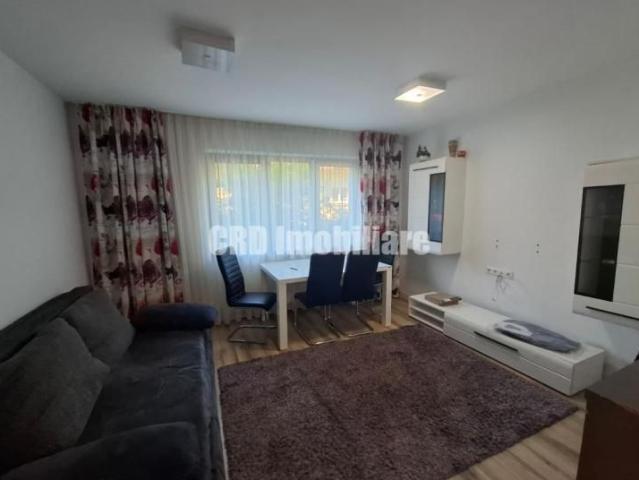 Str. Aurora chirie apartament cu 4 camere, decomandat