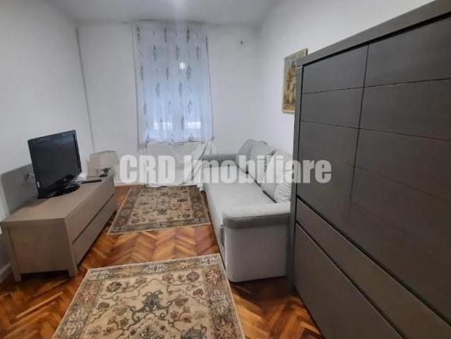 Str. George Cosbuc zona bd. Unirii de inchiriat apartament 2 camere, decomandat, mobilat si utilat