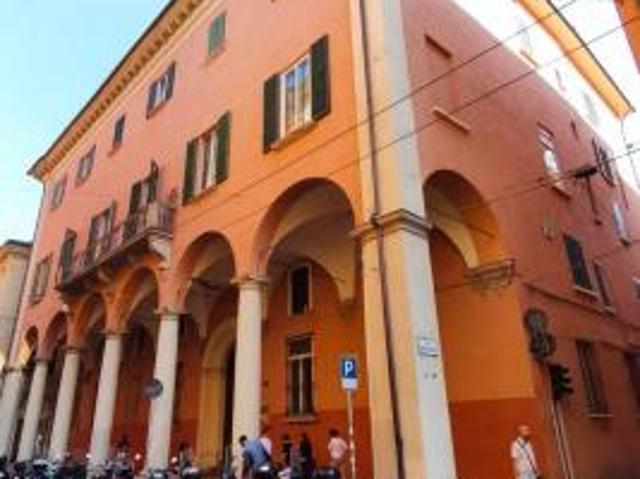 STRADA MAGGIORE AD.ZE CHIESA DEI SERVI – ELEGANTE MONOLOCALE RISTRUTTURATO