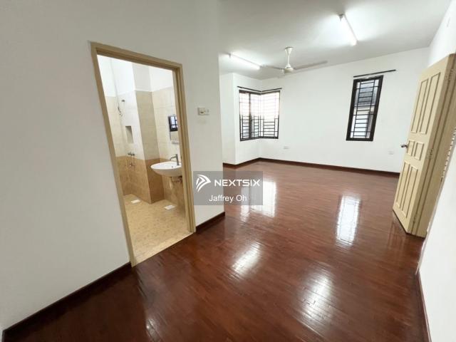 Strategic corner unit with maximum frontage