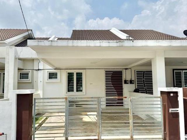 STRATEGIC LOCATIONRumah masih baru dan cantik di Ara Kuda