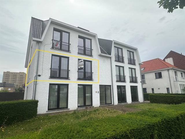 Strategisch gelegen en gerenoveerd tweeslaapkamerappartement met garage