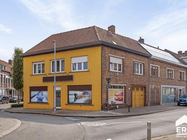 Strategisch gelegen handelshuis nabij de Brugse binnenstad