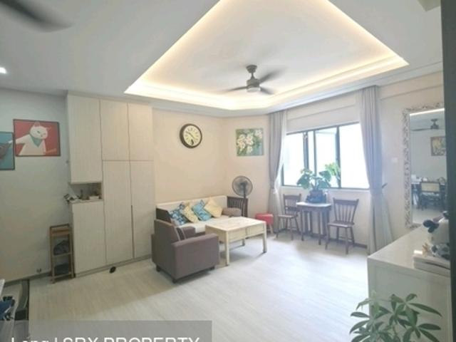 Stratford Court D16, Condominium