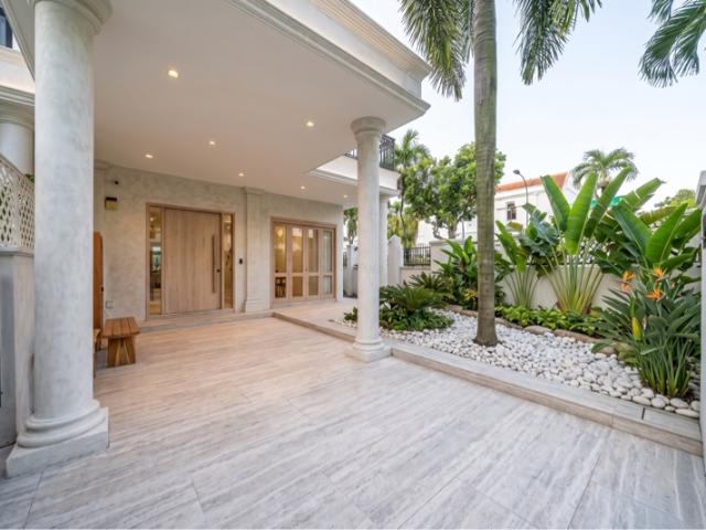 STRATTON PARK Corner Terrace For Rent, $8,000, 4 Bed 3 Bath 2,573 sqft $2.43 psf