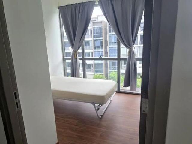 Stratum D18, Condominium