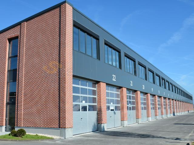Streetbox de 230 m2 très bien situé !