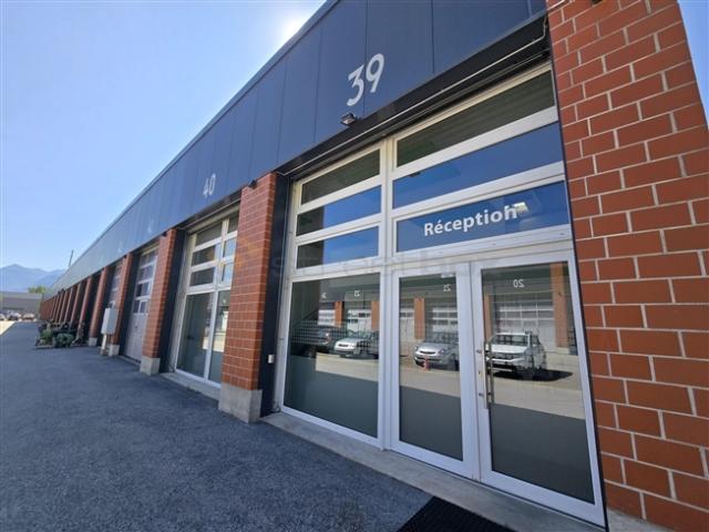 Streetbox triple de 180m2 très bien situé 1er loyer offert