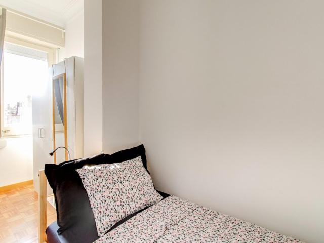 Student friendly single bedroom not too far from Universitat de Barcelona
