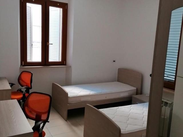 Studenti/studentesse in posizione centralissima