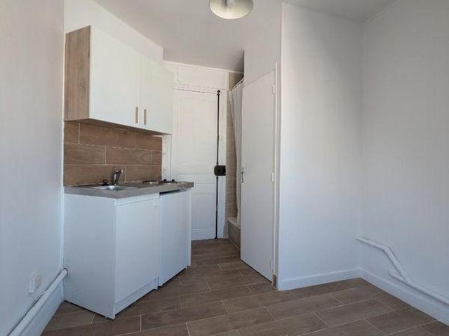 Studette avec WC et douche
