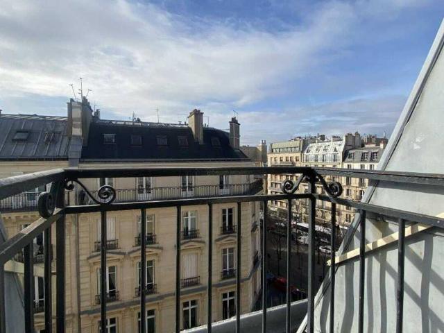 Studette Paris 8ème avec balcon
