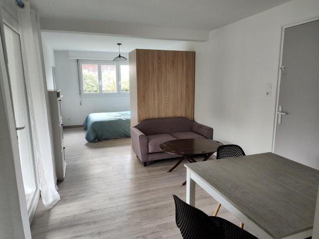 Studio/2 pièces: 25m2 + véranda + jardin + parking