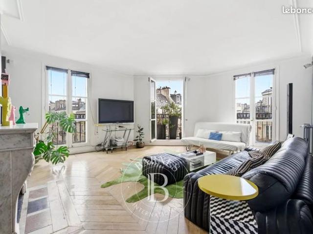 Studio 3 pièces 102 m²
