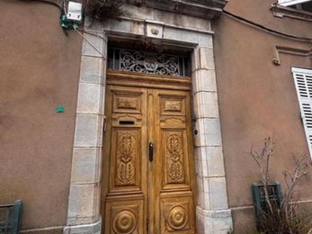 Studio 3 pièces 150 m²