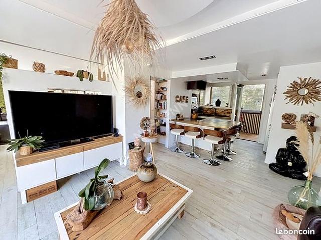Studio 3 pièces 77 m²
