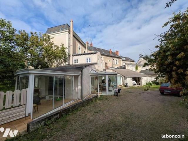 Studio 6 pièces 195 m²