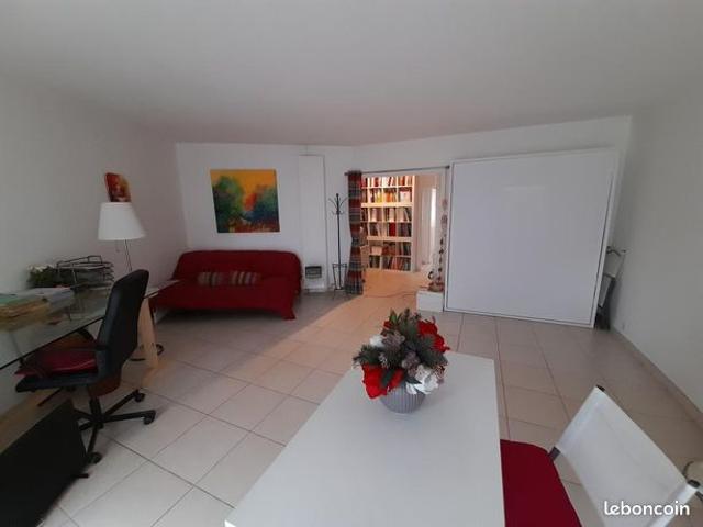 Studio 1 pièce 50 m²