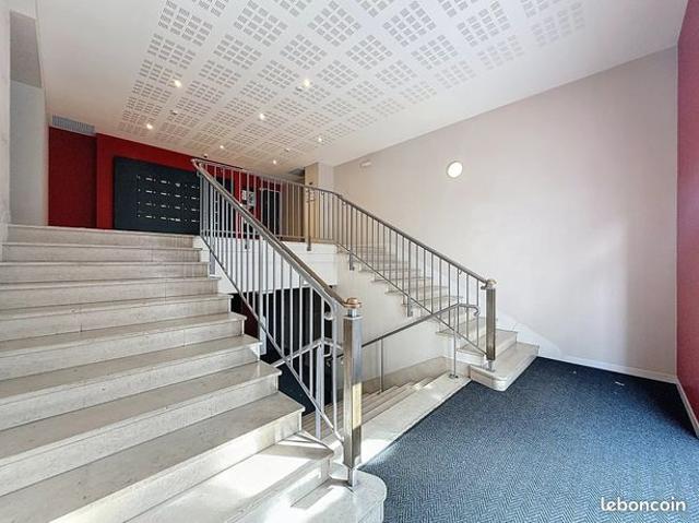 Studio 1 pièce 56 m²