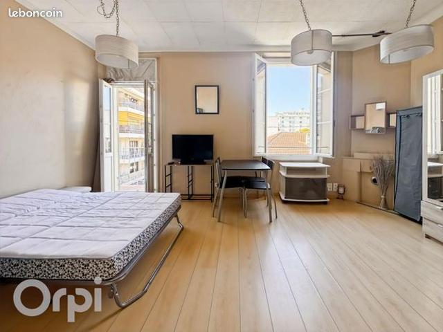 Studio 1 pièce 27 m²