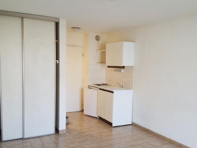 Studio 21 m², kitchenette équipée, avec balcon