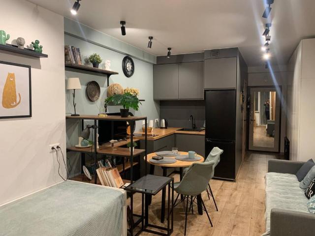 Studio 21 m² – Paris 17e – rue des Dames – 592 € CC – cave + parking – immeuble avec gardien