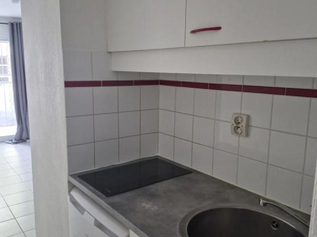 Studio 22 m², kitchenette équipée, balcon sécurisé