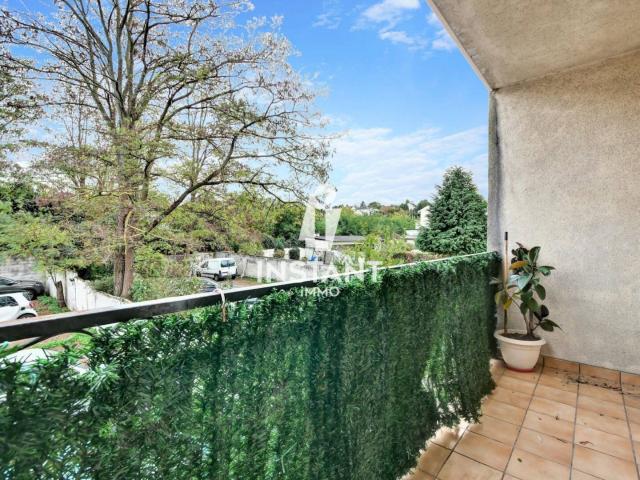 Studio 25m², balcon, cave et parking
