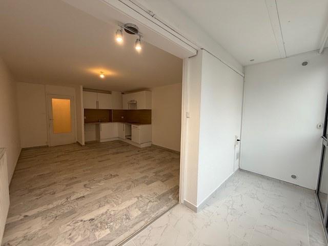Studio 26.73 m² 1 pièce Hyères Loyer 550 € CC HYERES STUDIO REFAIT A NEUF de 26.73 m² + 4.78 m² de LOGGIA + CAVE de 5m²