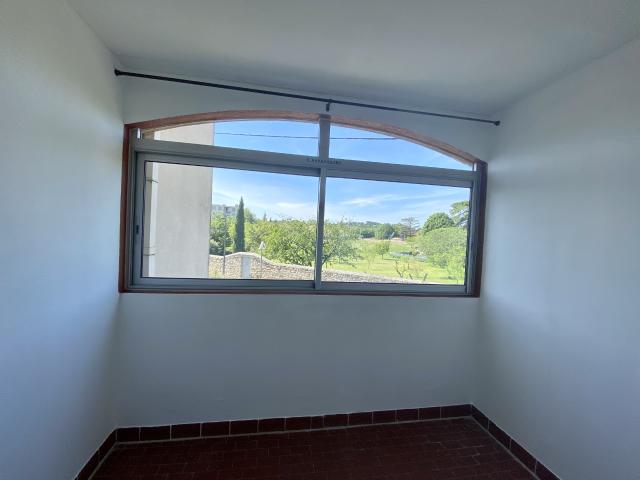 Studio 27.3 m² 1 pièce Pont Saint Esprit 30130