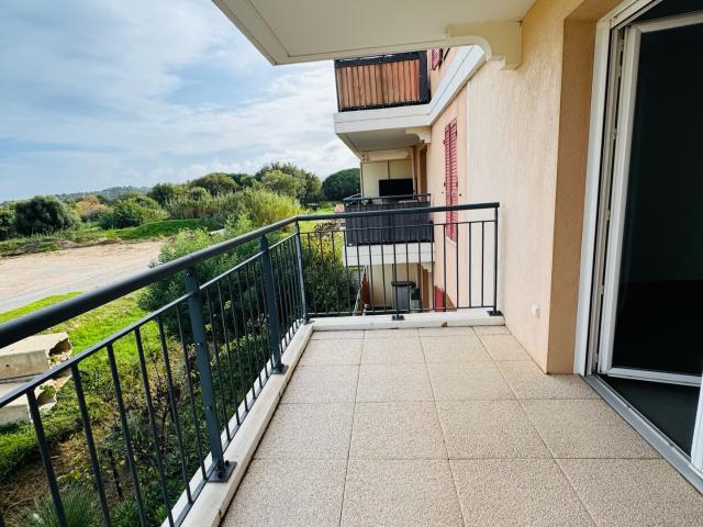 Studio 28 m2 avec balcon, parking et cave BORMES LES MIMOSAS